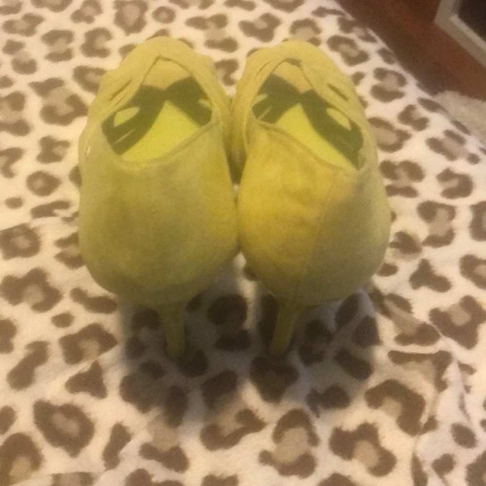 Shoes - Picture 2 of 8
